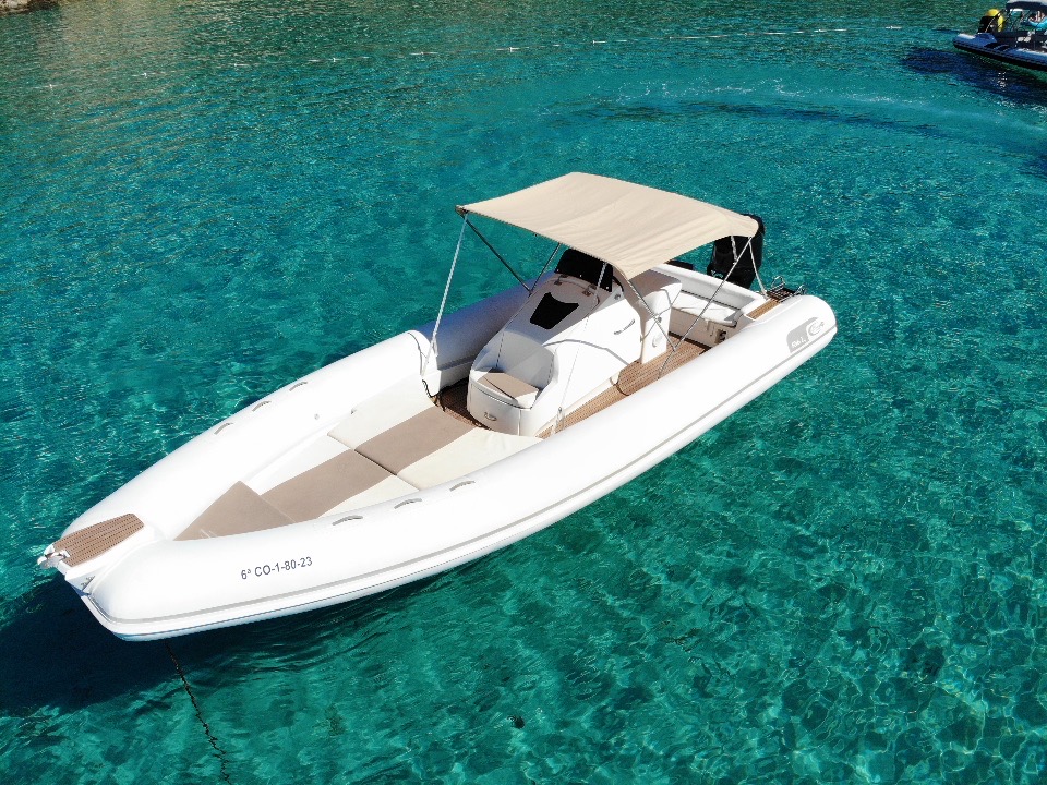 Semirígida Sea Rib 8m del Club Sayda en aguas turquesas de Ibiza